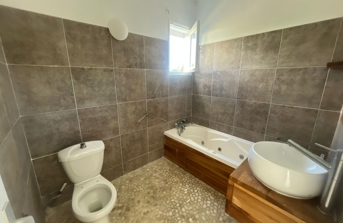 &Agrave; VENDRE   Villa F5 avec piscine & appartement F2 ind&eacute;pendant   Quartier pris&eacute; de l&rsquo;Houezel, Le Gosier