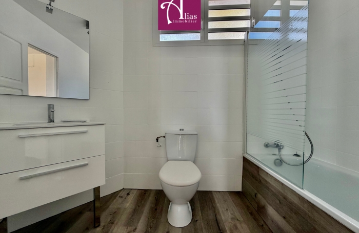 &Agrave; LOUER GRANDE MAISON MITOYENNE F4 VUE MER &Agrave; LA MARINA DU GOSIER