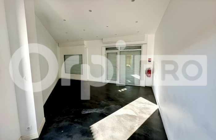 Local commercial Saint Fran&ccedil;ois, centre commercial les Arcades