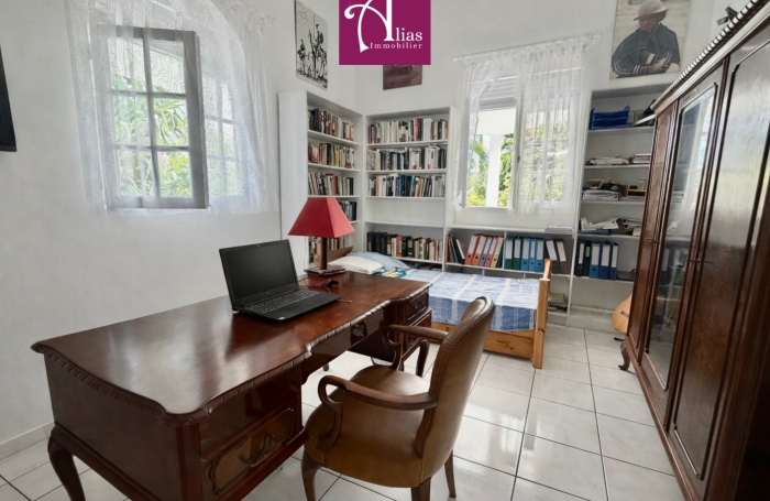 VENTE - Villa F6 cr&eacute;ole avec piscine et sous-sol am&eacute;nageable - secteur CRANE - LAMENTIN