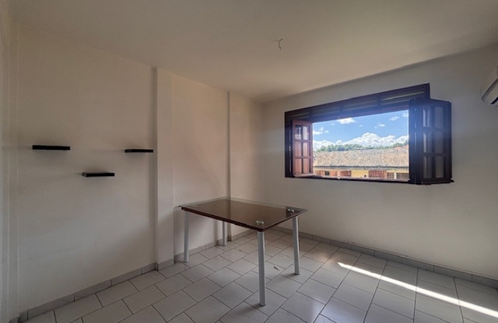 Local professionnel aux Abymes - LONGFORT IMMOBILIER