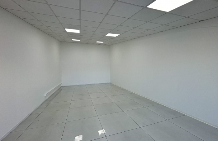 LOCAL COMMERCIAL  - 47m2 - JARRY 97122 BAIE-MAHAULT