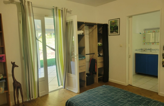 Trois-Rivi&egrave;res , dans un lotissement calme avec vue sur Les Saintes, Villa T5 avec terrasse