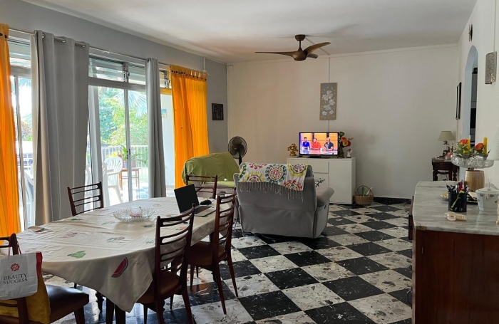 SAINT-CLAUDE - Maison familiale T5 r&eacute;nov&eacute;e avec vue sur La Soufri&egrave;re, grand terrain cl&ocirc;tur&eacute; et revenu locatif