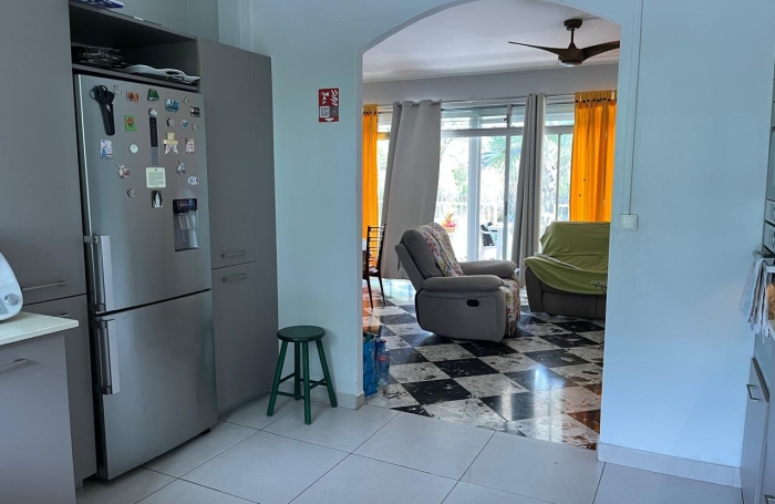 SAINT-CLAUDE - Maison familiale T5 r&eacute;nov&eacute;e avec vue sur La Soufri&egrave;re, grand terrain cl&ocirc;tur&eacute; et revenu locatif