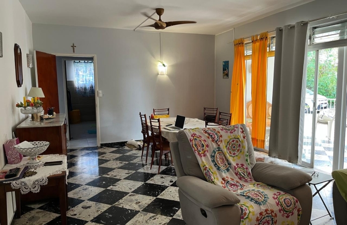 SAINT-CLAUDE - Maison familiale T5 r&eacute;nov&eacute;e avec vue sur La Soufri&egrave;re, grand terrain cl&ocirc;tur&eacute; et revenu locatif