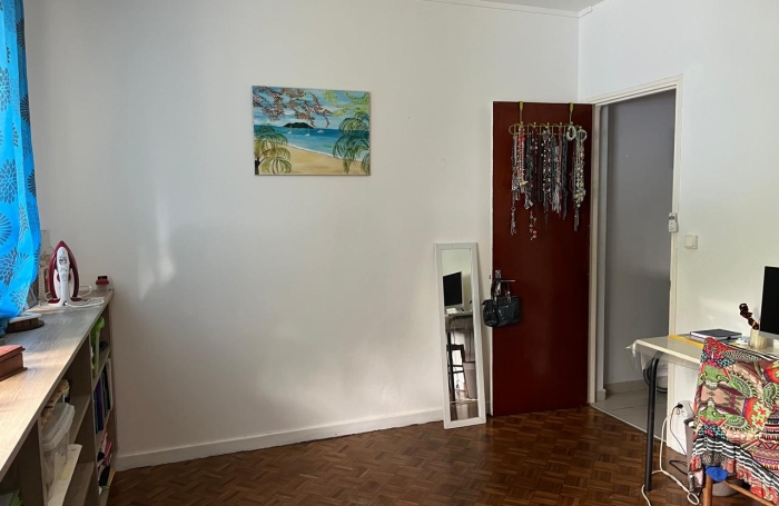 SAINT-CLAUDE - Maison familiale T5 r&eacute;nov&eacute;e avec vue sur La Soufri&egrave;re, grand terrain cl&ocirc;tur&eacute; et revenu locatif