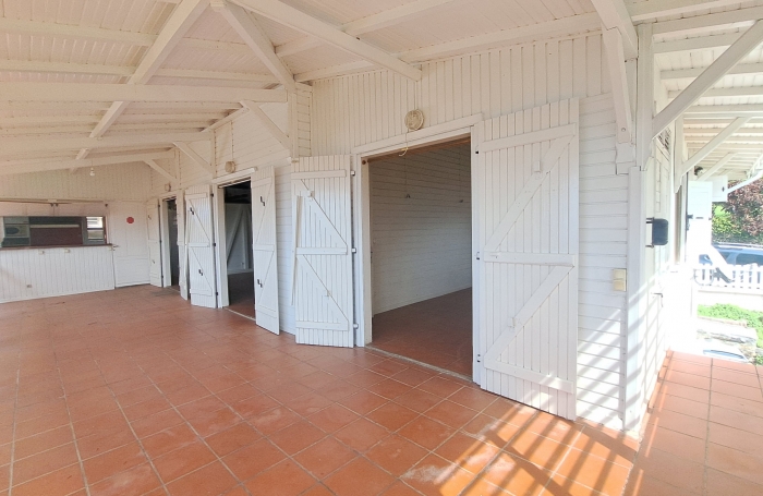 SAINT-CLAUDE-Villa T4 avec jardin, terrasse vue mer et studio ind&eacute;pendant + double garage