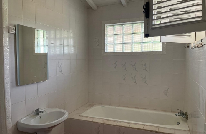 SAINT-CLAUDE-Villa T4 avec jardin, terrasse vue mer et studio ind&eacute;pendant + double garage