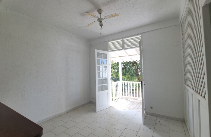 SAINT-CLAUDE-Villa T4 avec jardin, terrasse vue mer et studio ind&eacute;pendant + double garage