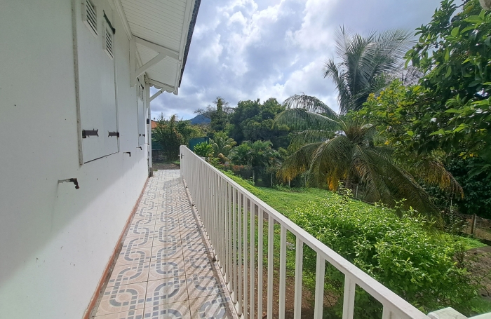 SAINT-CLAUDE-Villa T4 avec jardin, terrasse vue mer et studio ind&eacute;pendant + double garage