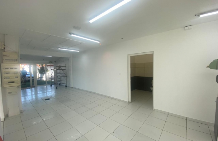 Grand local commercial r&eacute;nov&eacute;