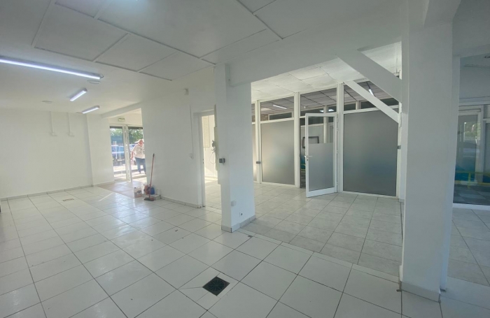 Grand local commercial r&eacute;nov&eacute;