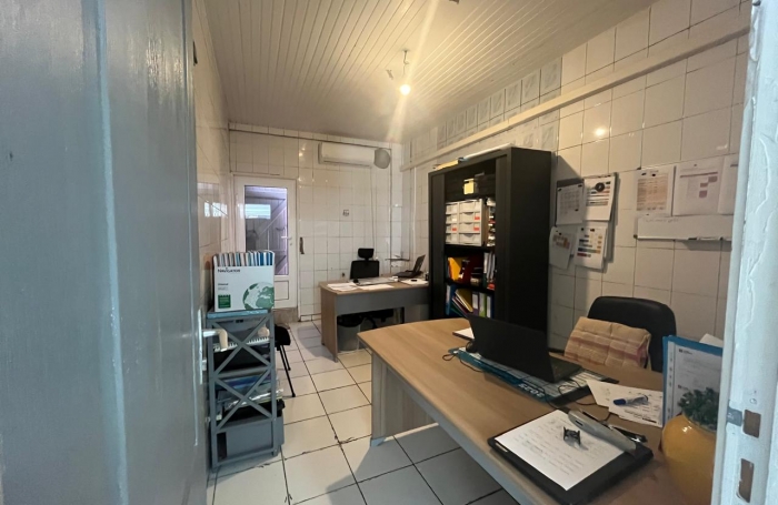 CENTRE-VILLE DE BASSE-TERRE   LOCAL COMMERCIAL OU PROFESSIONNEL    ACCESSIBLE PMR