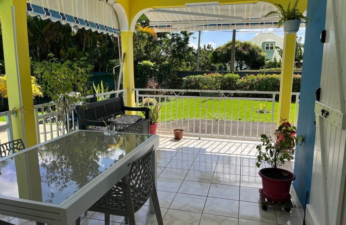 SAINT-CLAUDE, Belle villa T4 avec mezzanine, piscine et garage sur un jardin cl&ocirc;tur&eacute;