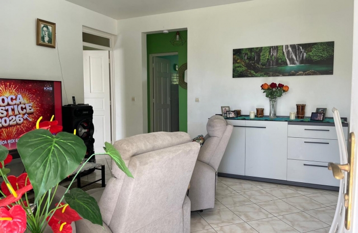 SAINT-CLAUDE, Belle villa T4 avec mezzanine, piscine et garage sur un jardin cl&ocirc;tur&eacute;