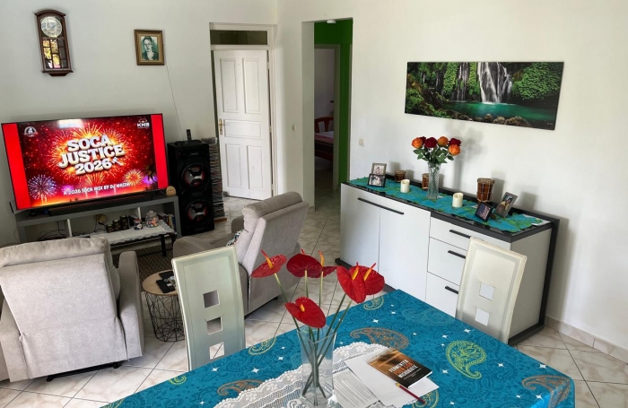 SAINT-CLAUDE, Belle villa T4 avec mezzanine, piscine et garage sur un jardin cl&ocirc;tur&eacute;