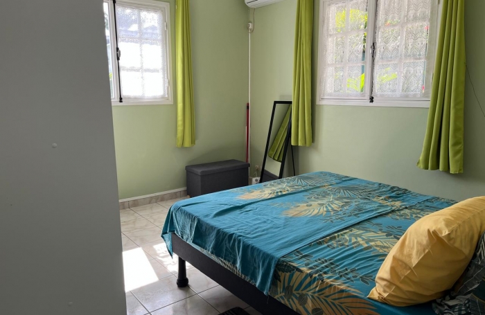 SAINT-CLAUDE, Belle villa T4 avec mezzanine, piscine et garage sur un jardin cl&ocirc;tur&eacute;