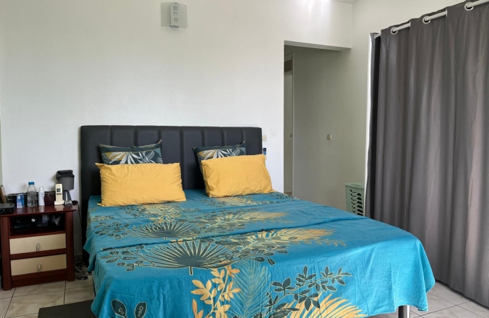 SAINT-CLAUDE, Belle villa T4 avec mezzanine, piscine et garage sur un jardin cl&ocirc;tur&eacute;