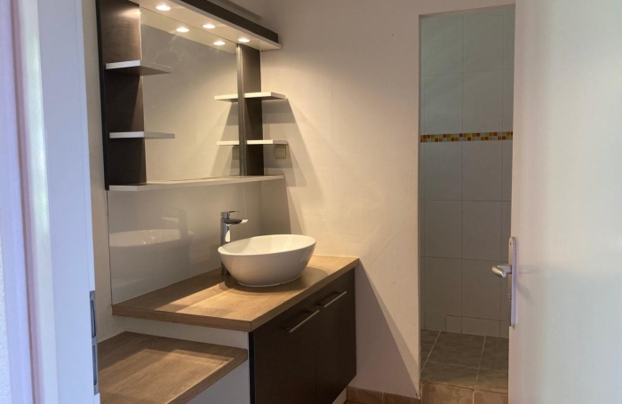 T4 DUPLEX R&Eacute;NOV&Eacute;   R&eacute;sidence avec Piscine, jardinet privatif et vue exceptionnelle sur les Saintes