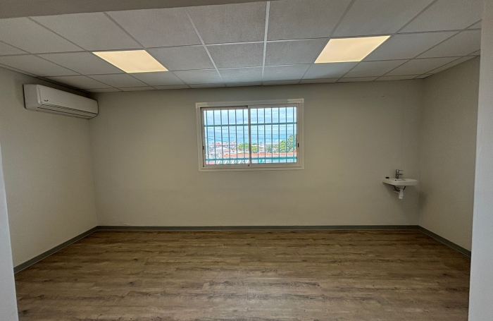 LOCAL COMMERCIAL IDEALEMENT SITUE