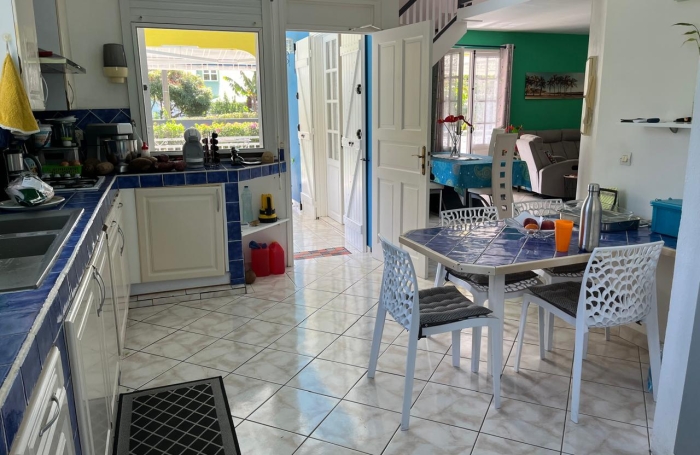 SAINT-CLAUDE, Belle villa T4 avec mezzanine, piscine et garage sur un jardin cl&ocirc;tur&eacute;