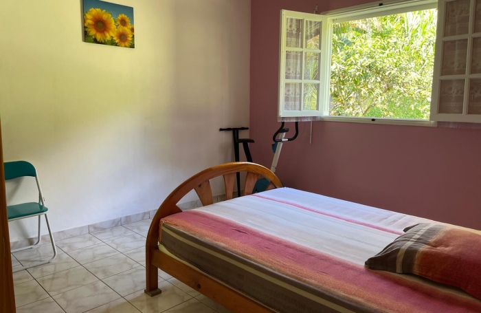 SAINT-CLAUDE, Belle villa T4 avec mezzanine, piscine et garage sur un jardin cl&ocirc;tur&eacute;