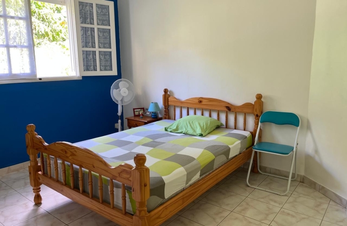 SAINT-CLAUDE, Belle villa T4 avec mezzanine, piscine et garage sur un jardin cl&ocirc;tur&eacute;