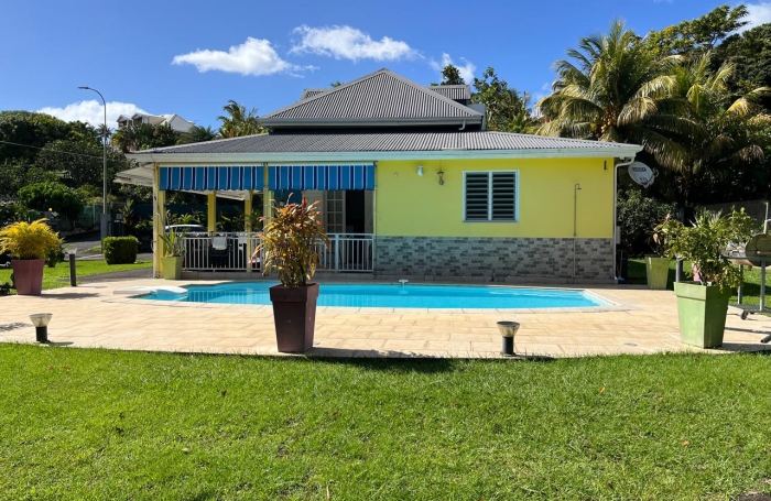 SAINT-CLAUDE, Belle villa T4 avec mezzanine, piscine et garage sur un jardin cl&ocirc;tur&eacute;