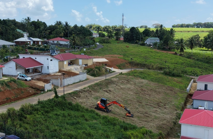 LAMENTIN  TERRAIN 542 M2