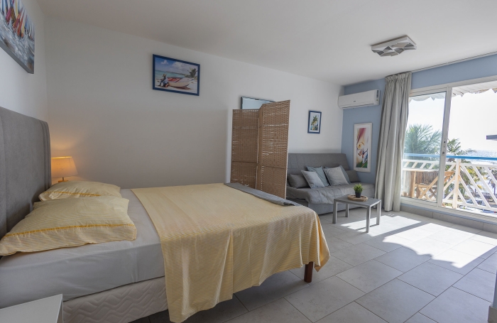 Studio r&eacute;nov&eacute; avec magnifique vue mer et jardins   R&eacute;sidence avec plage et piscine