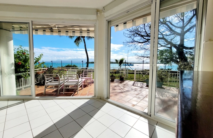 Bas du Fort - T3 avec spacieuse terrasse vue mer imprenable