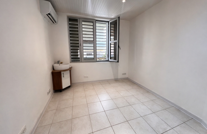 &Agrave; louer -  salle de consultation 9 m2   Cabinet m&eacute;dical &agrave; Pointe-&agrave;-Pitre   Proche boulevard L&eacute;gitimus