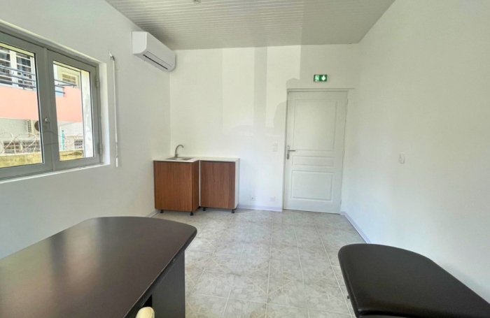 &Agrave; louer - salle de consultation 12,57 m2   Cabinet m&eacute;dical &agrave; Pointe-&agrave;-Pitre   Proche boulevard L&eacute;gitimus