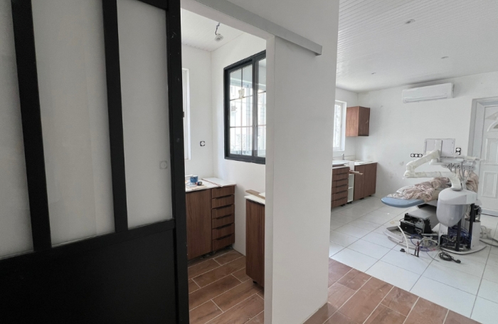 Location Local commercial 97110