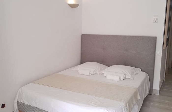 APPARTEMENT ANSE DES ROCHERS JOLIE VUE MER ET PISCINE