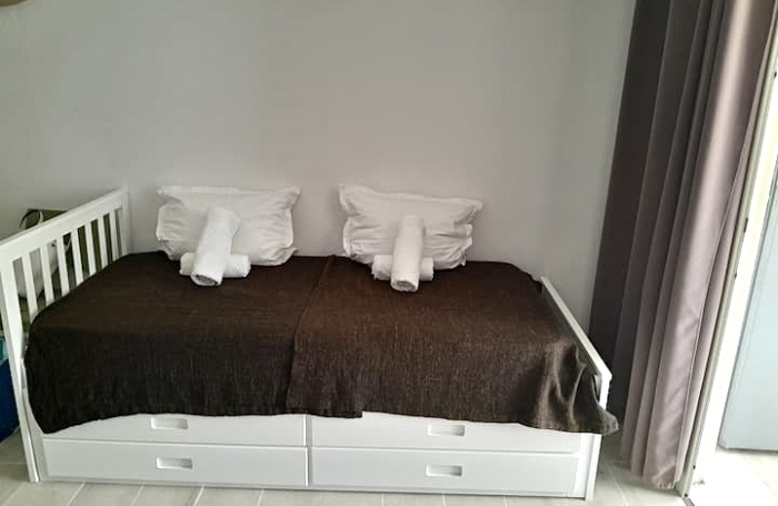 APPARTEMENT ANSE DES ROCHERS JOLIE VUE MER ET PISCINE