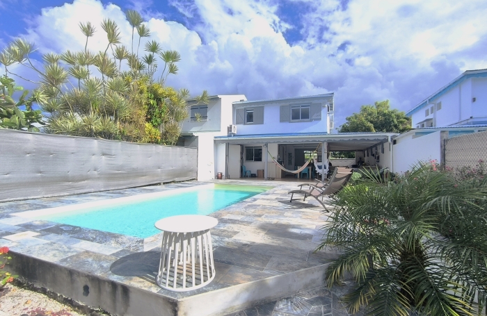 A louer Maison F4 mittoyenne meubl&eacute;e avec piscine proche lyc&eacute;e et commerces ( Baie-Mahault )