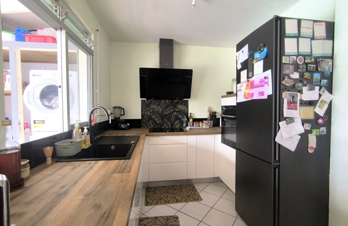 A louer Maison F4 mittoyenne meubl&eacute;e avec piscine proche lyc&eacute;e et commerces ( Baie-Mahault )