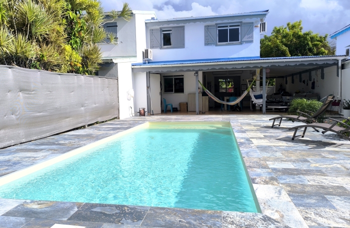A louer Maison F4 mittoyenne meubl&eacute;e avec piscine proche lyc&eacute;e et commerces ( Baie-Mahault )
