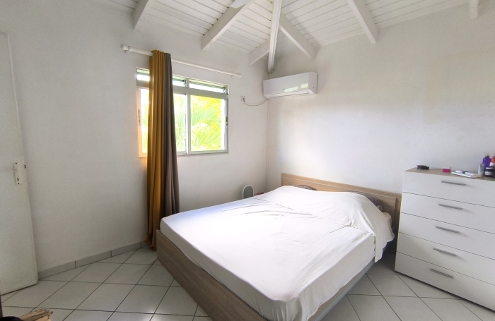 A louer Maison F4 mittoyenne meubl&eacute;e avec piscine proche lyc&eacute;e et commerces ( Baie-Mahault )