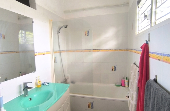 A louer Maison F4 mittoyenne meubl&eacute;e avec piscine proche lyc&eacute;e et commerces ( Baie-Mahault )