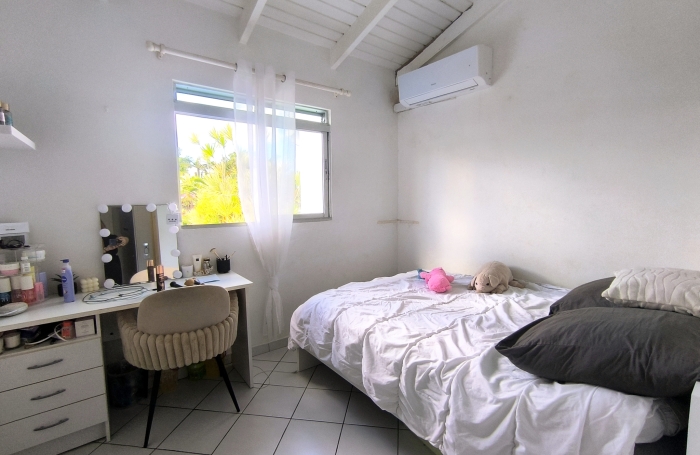 A louer Maison F4 mittoyenne meubl&eacute;e avec piscine proche lyc&eacute;e et commerces ( Baie-Mahault )