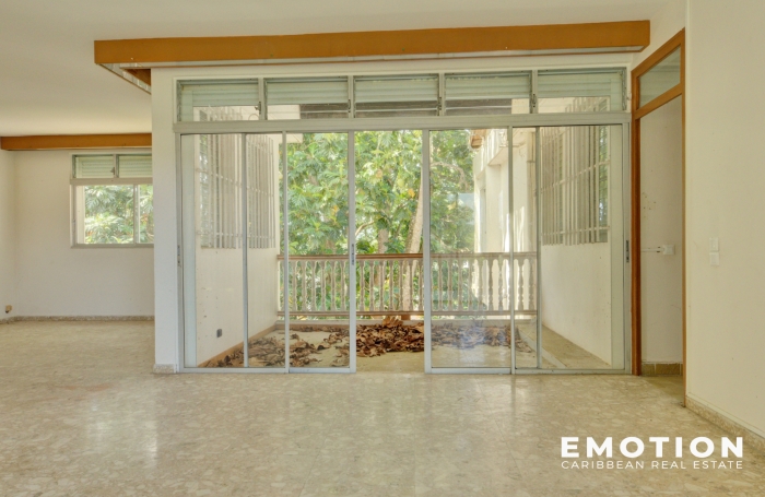 Villa &agrave; T9   &Agrave; R&eacute;nover - Fort potentiel   420 m2 - 2 600 m2 de terrain