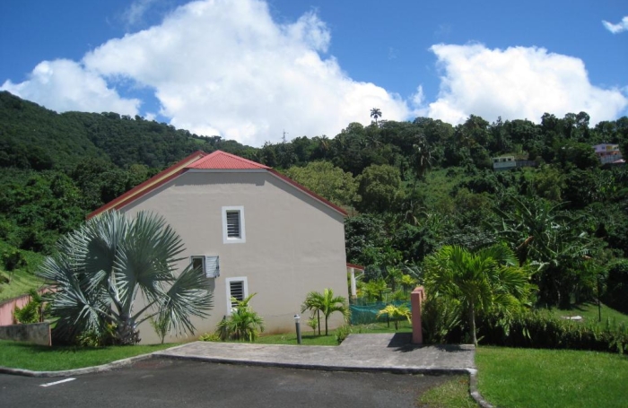 Gourbeyre, appartement T3 duplex, piscine et vue sur Les Saintes