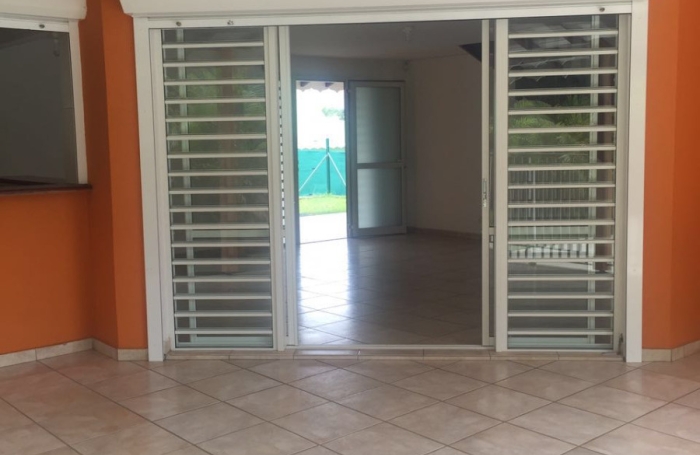 Villa de type F4 avec piscine &agrave; convenance