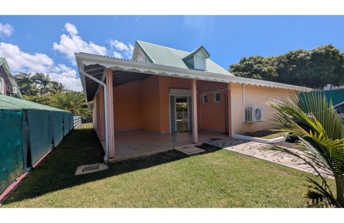 Villa de type F4 avec piscine &agrave; convenance