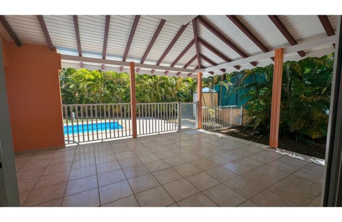 Villa de type F4 avec piscine &agrave; convenance