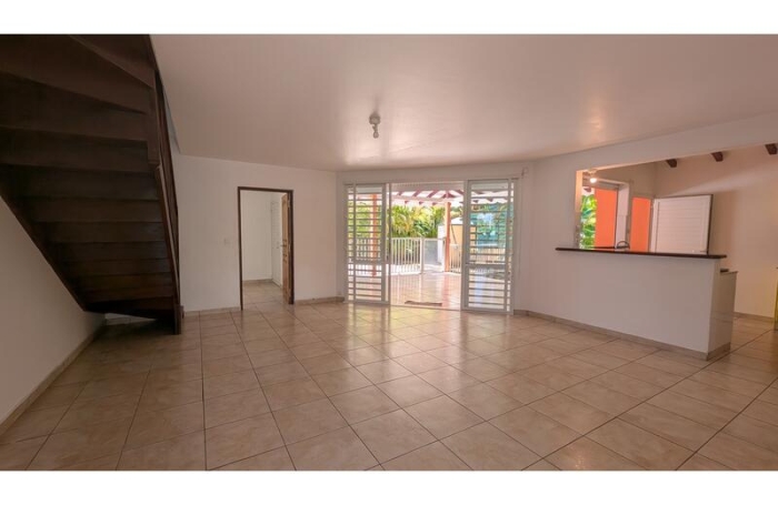 Villa de type F4 avec piscine &agrave; convenance