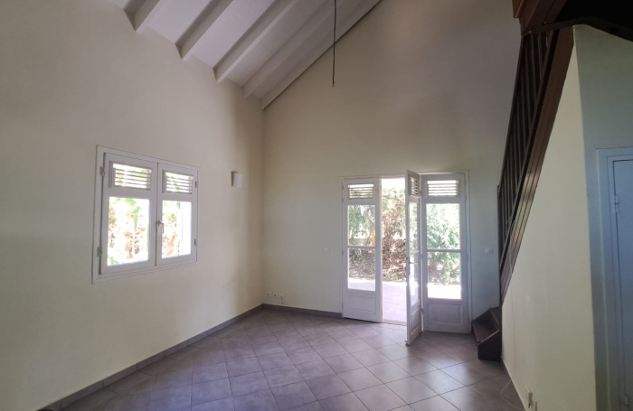 Maison individuelle &agrave; louer (non meubl&eacute;e), situ&eacute;e sur un terrain cl&ocirc;tur&eacute; avec un grand jardin.